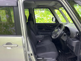 運転席まわりは前方や左右の窓から外を確認しやすく、日々の運転に取り入れやすい空間です。シートには適度な厚みがあり、ドア側から乗り込みやすい配置。落ち着いた色合いで、清潔感も感じられます。