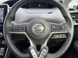 手元に複数のスイッチを備え、運転姿勢を保ちながら各種機能を扱いやすい配置です。メーターを遮りにくい形状で、視界を確保しながら運転できます。