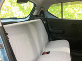 後席は明るい色合いの座面と背もたれで、車内をすっきりとした印象に整えています。サイドウインドウから光が入り、同乗者も落ち着いて過ごせる空間です。