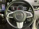 手元にオーディオやメーター表示に関わるスイッチが配置され、運転姿勢を保ちながら操作しやすい構成です。走行中の視線移動を抑えたい方にも便利です。