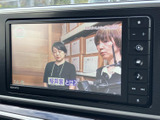 テレビ番組を画面で視聴でき、停車中の休憩時間にも活用いただけます。画面には操作ボタンが並び、見たい番組を選びやすい構成です。視聴は安全のため停車中にお楽しみください。