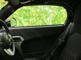 窓から外の景色を広く見渡せる席で、運転中も周囲を確認しやすい視界が魅力。シートとドアまわりは落ち着いた色合いで、乗る方を穏やかに迎えます。