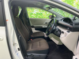 前席は座面と背もたれにゆとりを感じる形状で、運転席から前方を見渡しやすいレイアウトです。落ち着いた色合いのシートと、足元まで広がる空間が日々の移動を支えます。