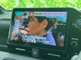 テレビ番組を画面で視聴でき、停車中の待ち時間も車内で過ごしやすくなります。番組表示が大きく、ニュースや情報番組などを確認したいときにも便利な装備です。