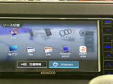 iPodやUSB、Bluetooth AUDIOなど複数の音源が画面に並び、聴きたいメディアを選びやすい構成です。FMやAM、地上デジタル放送にも対応した選択肢の豊富さが魅力です。