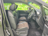 運転席まわりまで見渡しやすく、前席にはゆとりを感じさせるシートが備わります。座面や背もたれの形状が身体を受け止め、足元にも空間を確保。