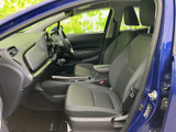 前席は左右でまとまりのある形状と色合いで、運転席・助手席ともにゆったり座れる印象です。前方を見渡しやすく、日常の移動にも使いやすい室内です。
