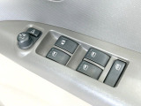 【電動格納ミラー】サイドミラーは電動格納式となっており、狭い駐車場でもキズがつくリスクを抑えられます。