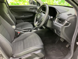 運転席と助手席は前方の見通しがよく、視界を確保しやすいレイアウトです。シートには落ち着いた色合いの生地を採用し、乗り降りの際も心地よく過ごせる空間です。