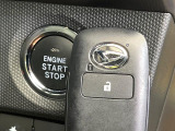 【キーフリーシステム】カバンやポケットに入れたままでもドアの施錠・解錠が可能なスマートキーを装備。エンジンのオン・オフ時もカギを取り出す必要が無いからとっても便利です♪