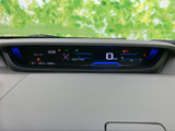 運転席前方にまとまった表示部で、速度や時刻などを確認できます。必要な情報を運転中にも見やすい位置で確認でき、視線の移動を抑えながら運転に集中しやすい配置です。