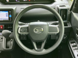 手になじみやすい形状で、左右のスポークには各種スイッチを配置。運転姿勢を保ちながら必要な操作にアクセスしやすく、ボタンの位置も見分けやすいレイアウトです。