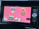 停車中にテレビ映像を視聴でき、待ち時間などを過ごす際にも活用できます。画面上で映像を確認しながら、車内でのひとときを楽しめる装備です。