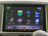 画面には音楽やテレビ、目的地などのメニューが並び、機能を一覧で確認しやすい構成です。画面下にも操作ボタンがまとまっており、日々の移動で目的に応じて活用できます。