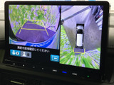 車両周囲の映像を画面で確認でき、駐車時などに周辺の様子を把握するのに役立ちます。複数の視点が表示されるため、車両の位置関係を確かめながら落ち着いて操作できます。