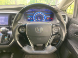 インテリアに合わせたデザインのステアリングは、運転される方のことも考え、運転しやすい形状、大きさです。是非一度、実際に触ってお確かめください。