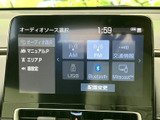AM・FMに加え、USBやBluetoothなど複数の音源を画面上で選択できます。お好みの接続方法に合わせやすく、日々の移動中も便利にお使いいただけます。
