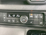 【オートエアコン】一度お好みの温度に設定すれば、車内の温度を検知し風量や温度を自動で調整。暑い&hellip;寒い&hellip;と何度もスイッチ操作をする必要はありません。快適な車内空間には必須の機能ですね♪