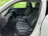 前席まわりは視界が広く、運転席からメーターや前方を確認しやすいレイアウトです。シートは体を預けやすい形状で、落ち着いた色合いの室内とあわせて、日々の通勤や長めの移動にもなじみます。