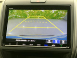 画面には車両後方の映像とガイド線が表示され、駐車時に周囲との距離感を確認する目安になります。画面上で表示を切り替えられるため、駐車場での位置合わせをサポートします。