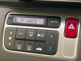 【オートエアコン】一度お好みの温度に設定すれば、車内の温度を検知し風量や温度を自動で調整。暑い&hellip;寒い&hellip;と何度もスイッチ操作をする必要はありません。快適な車内空間には必須の機能ですね♪