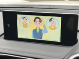 画面に映像を表示でき、停車中にテレビや映像を楽しみたい場面で活用できます。画面内に映像が見やすく表示され、休憩時間など車を停めている時にも使いやすい装備です。