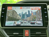 テレビ番組を画面で視聴でき、停車中の休憩時間などに映像を楽しめます。画面には番組情報も表示され、車内で過ごすひとときに活用できる装備として、日常の幅を広げてくれます。