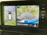 後方の映像に加えて車両周辺の様子も画面で確認でき、駐車時の位置合わせをサポートします。ガイド表示もあり、周囲を目視で確認しながら活用できる便利な装備です。