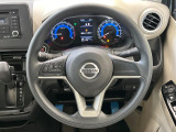 インテリアに合わせたデザインのステアリングは、運転される方のことも考え、運転しやすい形状、大きさです。是非一度、実際に触ってお確かめください。