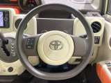 インテリアに合わせたデザインのステアリングは、運転される方のことも考え、運転しやすい形状、大きさです。是非一度、実際に触ってお確かめください。