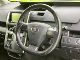 手になじみやすい形状で、運転中も自然な姿勢で握りやすいステアリングです。手元にはオーディオ操作用のスイッチが備わり、視線を大きく移さずに操作しやすいのも便利。日々の運転を快適にサポートします。