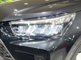 【LEDヘッドライト】悪天候や夜間走行時も良好な視界を確保し安心して運転できる高輝度LEDヘッドライトを装備!点灯速度が早く、消費電力も抑えられています。