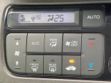 【オートエアコン】一度お好みの温度に設定すれば、車内の温度を検知し風量や温度を自動で調整。暑い&hellip;寒い&hellip;と何度もスイッチ操作をする必要はありません。快適な車内空間には必須の機能ですね♪