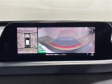 【360&deg;ビュー・モニター】まるでクルマを真上から見下ろしたかのような視点で駐車をサポートします!クルマの斜め後ろや真横など、前後左右の4つのカメラの映像が合成されて、モニターに映し出されます。