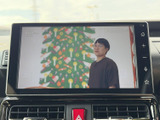 テレビ番組を画面で視聴でき、停車中の待ち時間も過ごしやすくなります。映像の表示は画面上で確認でき、日常のさまざまな場面で車内時間を便利に活用いただけます。