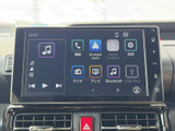 画面にはラジオやテレビ、音楽再生、電話などのメニューが並び、使いたい項目を選びやすい構成です。スマートフォン連携の表示もあり、日常の移動を便利にサポートします。