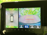 後方の映像に加えて車両周辺を上から見た表示も確認でき、駐車時の位置関係を把握するのに役立ちます。画面上のガイド表示も備わり、後退時の周囲確認をサポートしてくれる装備です。