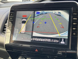 後方の映像に加えてガイド線も表示され、駐車時の位置確認をサポートします。周囲の状況を画面で確かめながら操作できるため、車庫入れや切り返しの際に役立つ装備です。