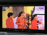 画面にはテレビ番組が表示され、停車中に映像を楽しみたい場面で活用できます。見やすい大きさの画面で、車内で待ち時間を過ごす際にも便利なエンターテインメント装備です。