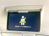 【フリップダウンモニター】大画面モニターで後席でもエンタメをお楽しみいただけます。小さなお子様にも大人気の装備です♪
