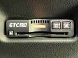 ETC2.0の表示やボタンがまとまり、カードの挿入口も含めて必要な場所を確認しやすい配置です。料金所を利用する場面でも、機器の位置が把握しやすく便利にお使いいただけます。