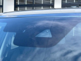【スマートブレーキサポート】走行中に前方の車両等を認識し、衝突しそうな時は警報とブレーキで衝突回避と被害軽減をアシスト。より安全にドライブをお楽しみいただけます。
