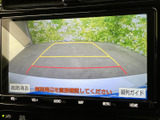 画面には後方の映像と駐車時の目安線が表示され、車庫入れの際に周囲を確認する助けになります。停車中にはテレビや映像を視聴できる装備で、見やすい大きさの画面が車内での使い勝手を高めます。