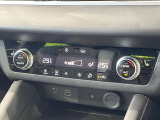 【左右独立型フルオートエアコン】運転席と助手席でそれぞれお好みの温度に設定可能。同乗者にも配慮した、快適な空調をお届け致します。