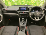 前席からダッシュボードまで見渡せる運転席まわりは、視界が開けてすっきりした印象。シートには赤い縁取りが入り、乗り込むたびに気分を高めてくれます。
