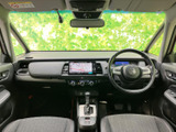 運転席と助手席を見渡せる広がりのある室内で、前方の視界も確保しやすいレイアウトです。シートの落ち着いた色合いがなじみ、乗り込んだ際もくつろげる空間です。