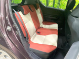 コンパクトカーですが、セカンドシートは十分な広さがあり快適にお乗りいただけます♪シートを倒して大きな荷物を積んだりと、用途の幅が広い1台です。