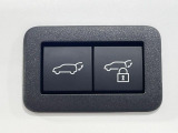 【パワーバックドア】スマートキーや運転席のボタンを押すだけでリアゲートが自動で開閉します!荷物を持っている時や、高い位置にあるバックドアを閉める際に便利な機能です♪
