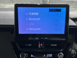 交通情報やBluetooth、USBなどの選択肢が画面に表示され、使いたい項目を確認しやすい構成です。停車中に画面を見ながら、音源選びや接続を行えます。