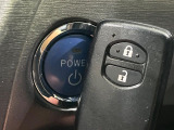 【スマートキー】カバンやポケットに入れたままでもドアの施錠・解錠が可能なスマートキーを装備。エンジンのオン・オフ時もカギを取り出す必要が無いからとっても便利です♪